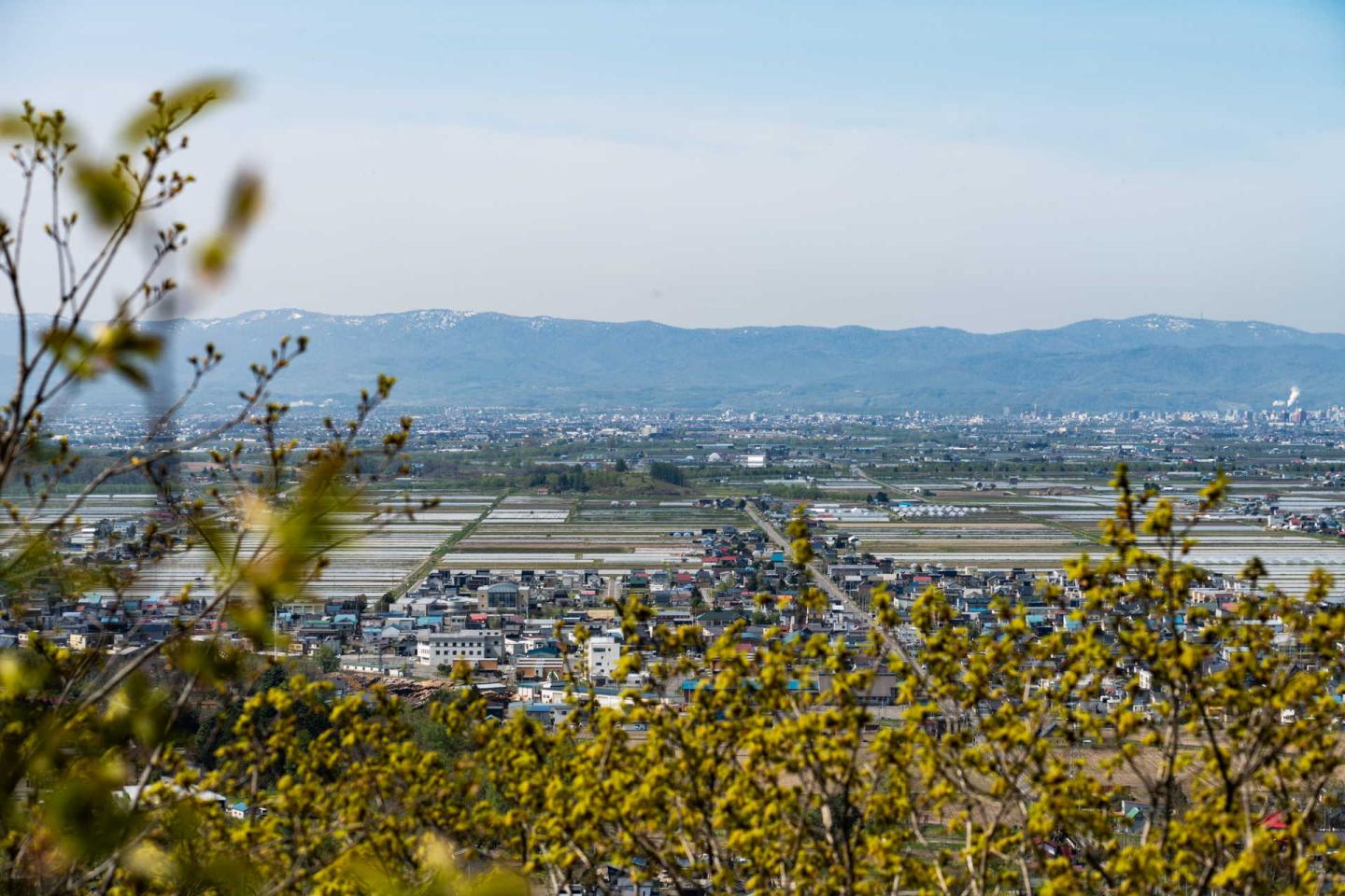 当麻町を一望する景色、当麻山山頂。